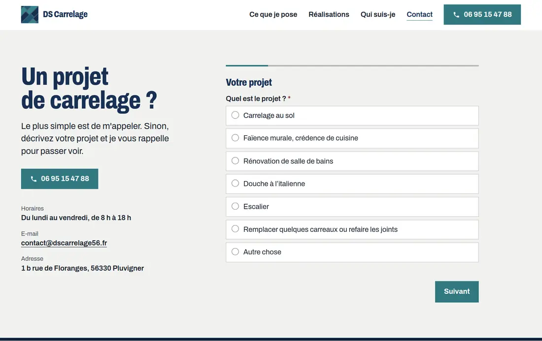 La demande de devis, une question à la fois, à côté de son numéro et de ses horaires.