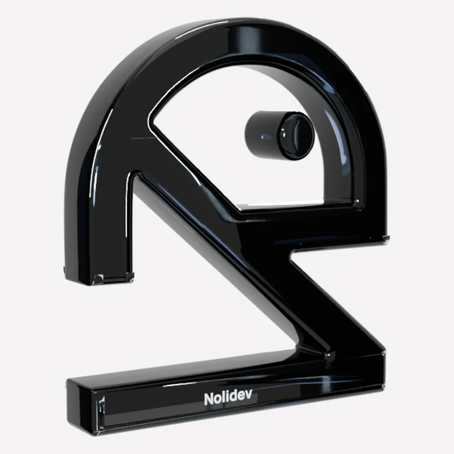 Le logo Nolidev en verre noir, posé de trois quarts, avec le nom gravé sur la barre du bas.