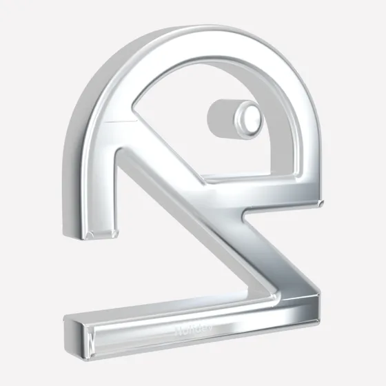 Le logo en métal poli.